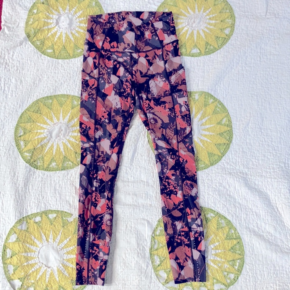 Lululemon cropped tights with pockets & reflective dotting, size 4